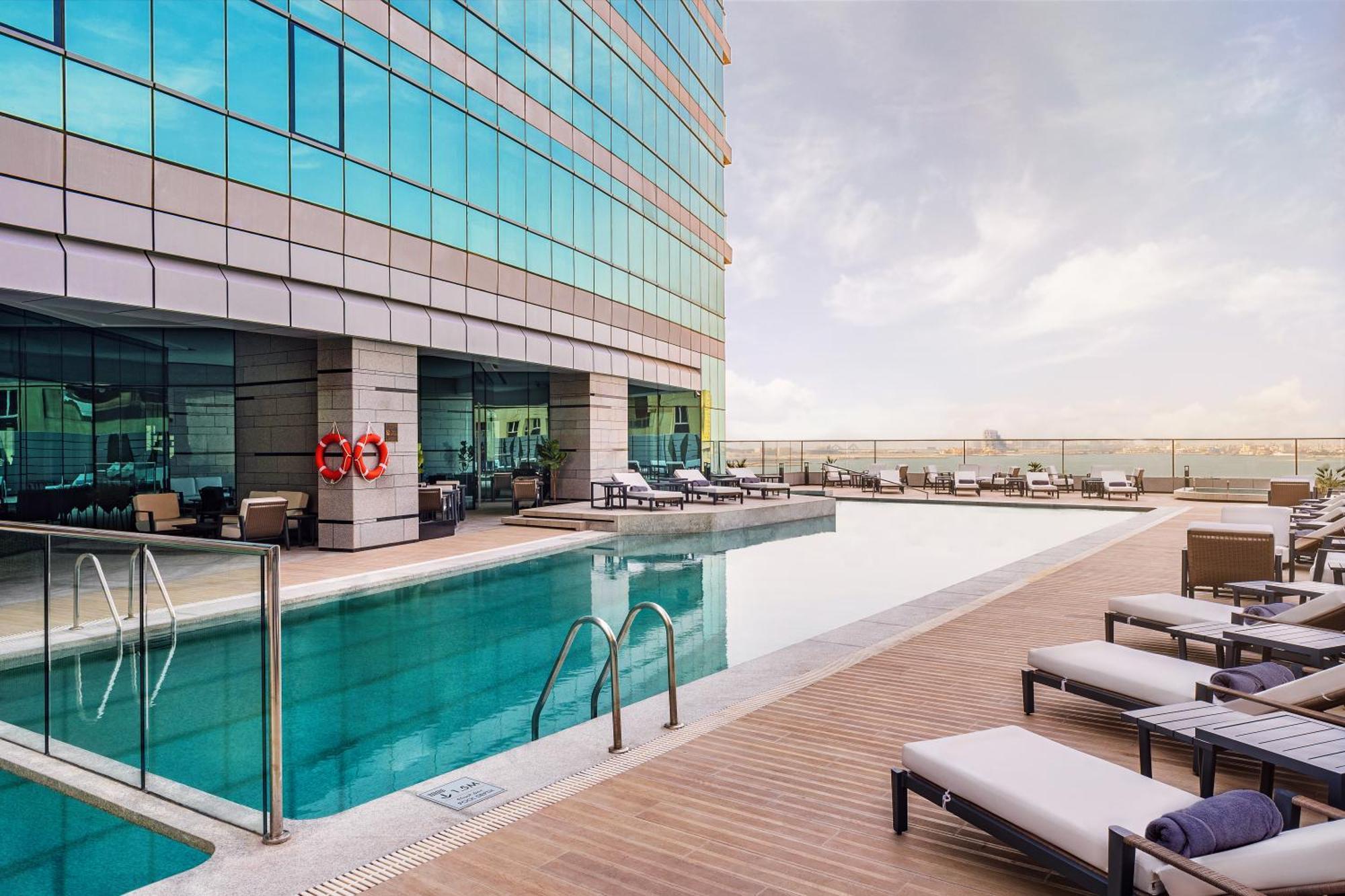 Hilton Bahrain Hotel Manama Ngoại thất bức ảnh The swimming pool at the hotel