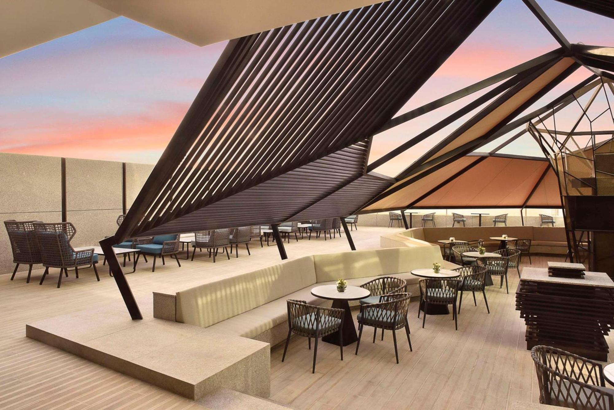 Hilton Bahrain Hotel Manama Ngoại thất bức ảnh The Sky Bar
